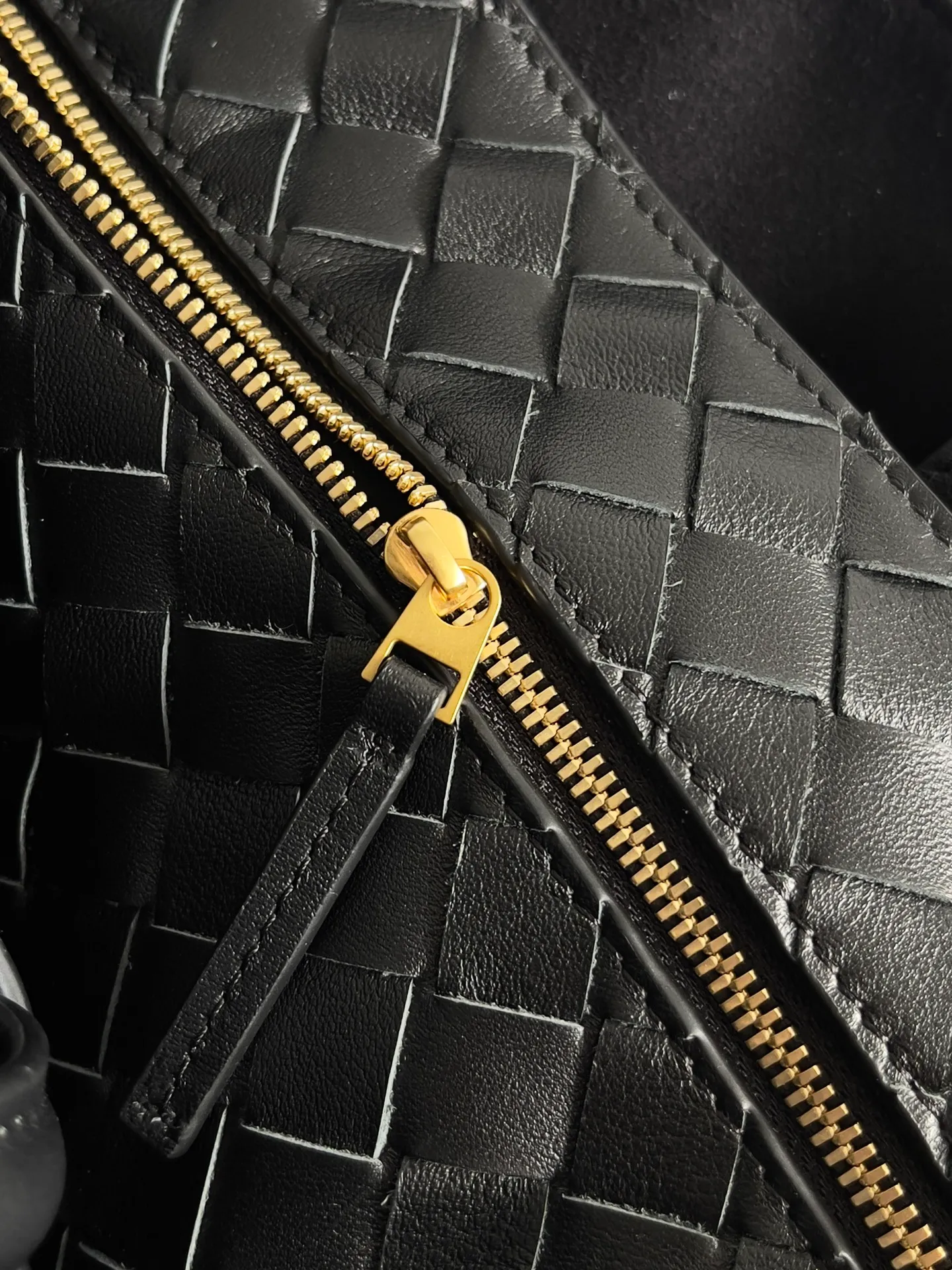 Batch 2960 BV The all-leather Andiamo is new, a very casual splayed buckle bag, which also means that its weight is very light, which greatly reduces our burden when going out for shopping. It can be carried cross-body, hand-held, or carried under the armpit. Taking into account the different backpacking habits of people, the simple design brings us more inspiration. Matched with various keychains and dolls, it will become the finishing touch in the outfit. Medieval style and modern style can also be perfectly blended🫧🫧 Style number: 709683 Size: 42*35*18cm